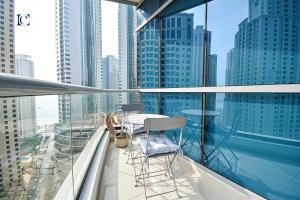 uma varanda com uma mesa e cadeiras num edifício em Newly Furnished Studio with Marina View - PAU em Dubai