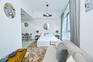 uma sala de estar com um sofá e uma mesa em Newly Furnished Studio with Marina View - PAU em Dubai