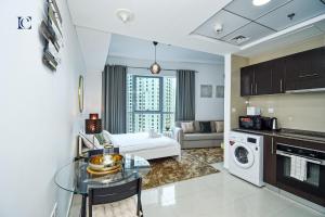 uma cozinha e sala de estar com uma mesa num quarto em Newly Furnished Studio with Marina View - PAU em Dubai