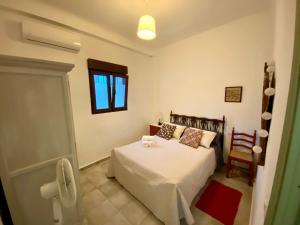 1 dormitorio con cama y ventana en Tranquilo Apartamento en el corazón del Albaicín, en Granada