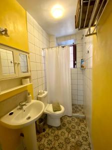 y baño con aseo blanco y lavamanos. en Tranquilo Apartamento en el corazón del Albaicín, en Granada