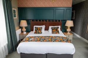 1 dormitorio con 1 cama grande y 2 lámparas en The Royal Inn by Chef & Brewer Collection en Bristol