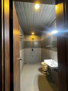 uma casa de banho com um lavatório e um WC em Hotel Savera Inn em Morbi