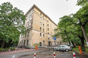 un grande edificio con un'auto parcheggiata di fronte di Polna Centrum Studio a Varsavia