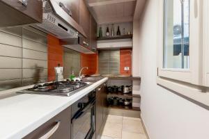 uma cozinha com fogão e bancada em Servi 7C em Florença