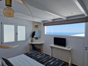 TV a/nebo společenská místnost v ubytování Amerisa Suites & Villa + 37 fotografií