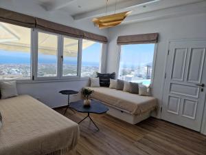 Postel nebo postele na pokoji v ubytování Amerisa Suites & Villa