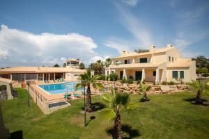 阿爾布費拉的住宿－Glenridge Resort By Albufeira Rental，一座带游泳池和庭院的大房子