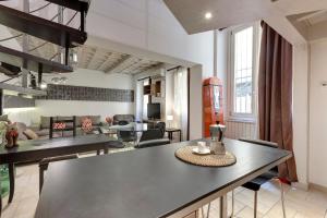 uma cozinha e sala de estar com mesa e cadeiras em Servi 7C em Florença mais 17 fotografias