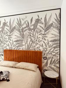 巴里的住宿－Mandarin Apulia，卧室配有大型壁画叶子