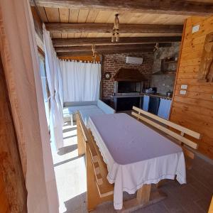 Habitación con mesa y cocina en Vineyard house, en Grižane 7 fotos más