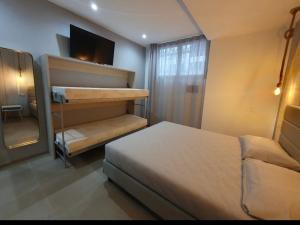 Habitación de hotel con 1 cama, TV y 1 dormitorio. en Playa degli Angeli Scirocco, en Gabicce Mare