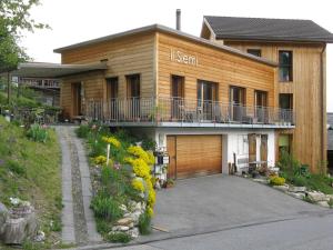 una casa de madera con un garaje delante de ella en Casa il Siemi en Luven
