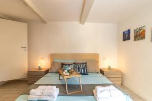 a bedroom with a bed with two towels on it at Casa da Sogno con Balcone, free Wi-FI e Netflix in Iesi