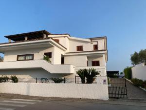 a white house with a fence in front of it at Villa da Rosa in Olbia