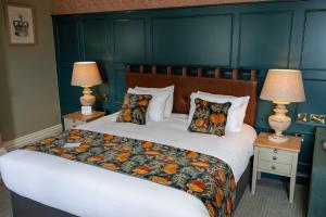 um quarto com uma cama grande e 2 candeeiros em The Royal Inn by Chef & Brewer Collection em Bristol