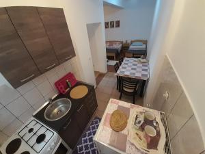uma vista superior de uma cozinha com um lavatório e um fogão em Apartmani "Rebecca" em Neum