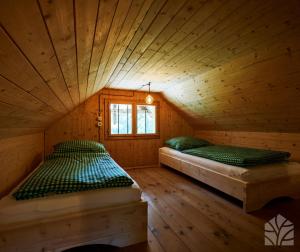 Postel nebo postele na pokoji v ubytování Waldhütte KOSAK - jetzt neu mit Bad & WC + 23 fotografií