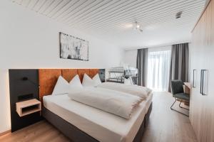 Postel nebo postele na pokoji v ubytování Landhotel Prielbauer + 37 fotografií