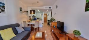 Posezení v ubytování Homes of Spain, Apartamentos Paraíso Vera Playa, Ed Nuku Hiva, Bajo X con PISCINA PRIVADA y jardín privado a PIE de PLAYA , WIFI