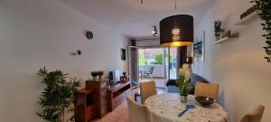 Posezení v ubytování Homes of Spain, Apartamentos Paraíso Vera Playa, Ed Nuku Hiva, Bajo X con PISCINA PRIVADA y jardín privado a PIE de PLAYA , WIFI