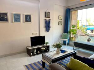 Televiisor ja/või meelelahutuskeskus majutusasutuses Angel Views 201, Chapel Road, Bandra West by Connekt Homes +30 fotot