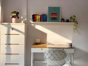 Foto Mumbais asuva majutusasutuse Angel Views 201, Chapel Road, Bandra West by Connekt Homes galeriist