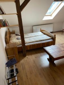 ein Schlafzimmer mit einem Etagenbett und einem Fenster in der Unterkunft Podkrovní apartmán in Olomouc