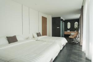 Biała sypialnia z 2 łóżkami i łazienką w obiekcie Moon Villa C27 Tam Đảo Golf & Resort Biệt thự 7 phòng ngủ rộng 1300m2 trong sân Golf Tam Đảo w mieście Tam Dao