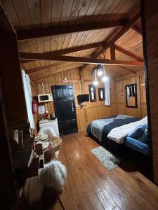 a bedroom with a bed and a table in a room at Cabana Brisa Do Valle in Urubici