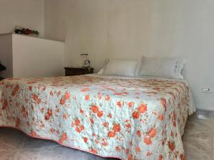 - une chambre dotée d'un lit avec une couverture rouge et blanche dans l'établissement Vicolo Stretto, à Civitanova del Sannio