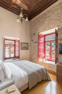 Postel nebo postele na pokoji v ubytování FOS Hydra residence