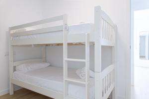 坎佩略Stay In Sunset Campello的客房内的白色双层床,带梯子