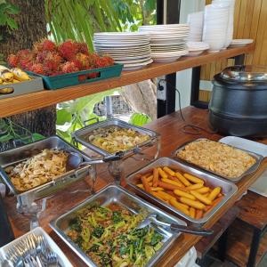 un buffet con muchas bandejas de comida en una mesa en Hi Creek Resort, 