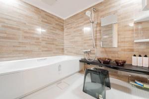 Ένα μπάνιο στο THE BLAUBAUM TOYA +91 φωτογραφίες