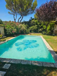 - une piscine dans la cour d'une maison dans l'établissement Villa de 240 m2 au calme avec piscine, à Salon-de-Provence