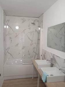 a bathroom with a shower and a sink and a tub at Paradis Varois, paradise, calme, parking gratuit, arboré in Toulon
