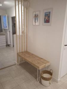 a wooden bench in a room with a basket at Paradis Varois, paradise, calme, parking gratuit, arboré in Toulon