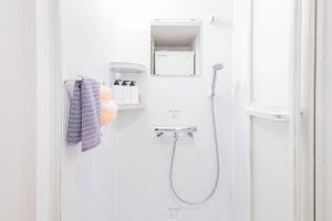 Ένα μπάνιο στο THE BLAUBAUM TOYA