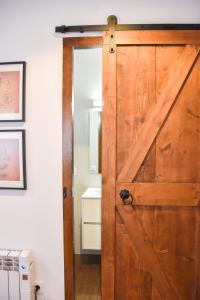 una puerta corredera de granero en una habitación con 1 dormitorio en Sky - Studio au centre du Pas de la Case, rénové et charmant, en Pas de la Casa