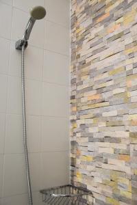 un bagno con doccia e parete in pietra di Sky - Studio au centre du Pas de la Case, rénové et charmant a Pas de la Casa