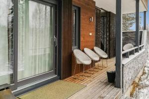SuomutunturiにあるHoliday Cabin Ahjotarのベランダ(椅子2脚付)