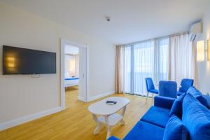TV a/nebo společenská místnost v ubytování Orbi City Hotel Official D Block