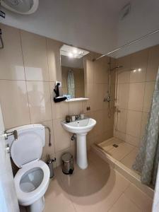 bagno con servizi igienici e lavandino di Royal House a Kotor (Cattaro)