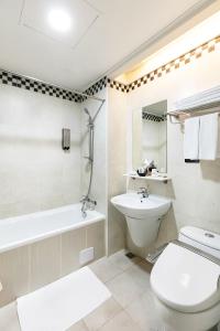uma casa de banho com um WC, um lavatório e uma banheira em Dolamanco Hotel em Taipei