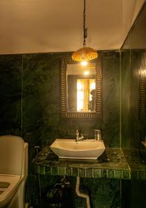 un bagno con lavandino e specchio di Open Road Hostel and Cafe a Jaisalmer