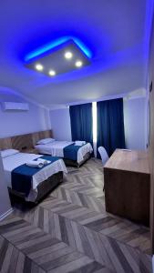 トラブゾンにあるHale Abla Apart Evleriの青い天井の客室で、ベッド2台が備わります。