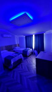 トラブゾンにあるHale Abla Apart Evleriの青い天井の客室で、ベッド2台が備わります。