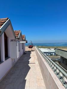 einen Balkon mit Blick auf den Strand in der Unterkunft KARTAL APART in Pelitli