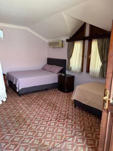 1 Schlafzimmer mit 2 Betten in einem Zimmer in der Unterkunft KARTAL APART in Pelitli